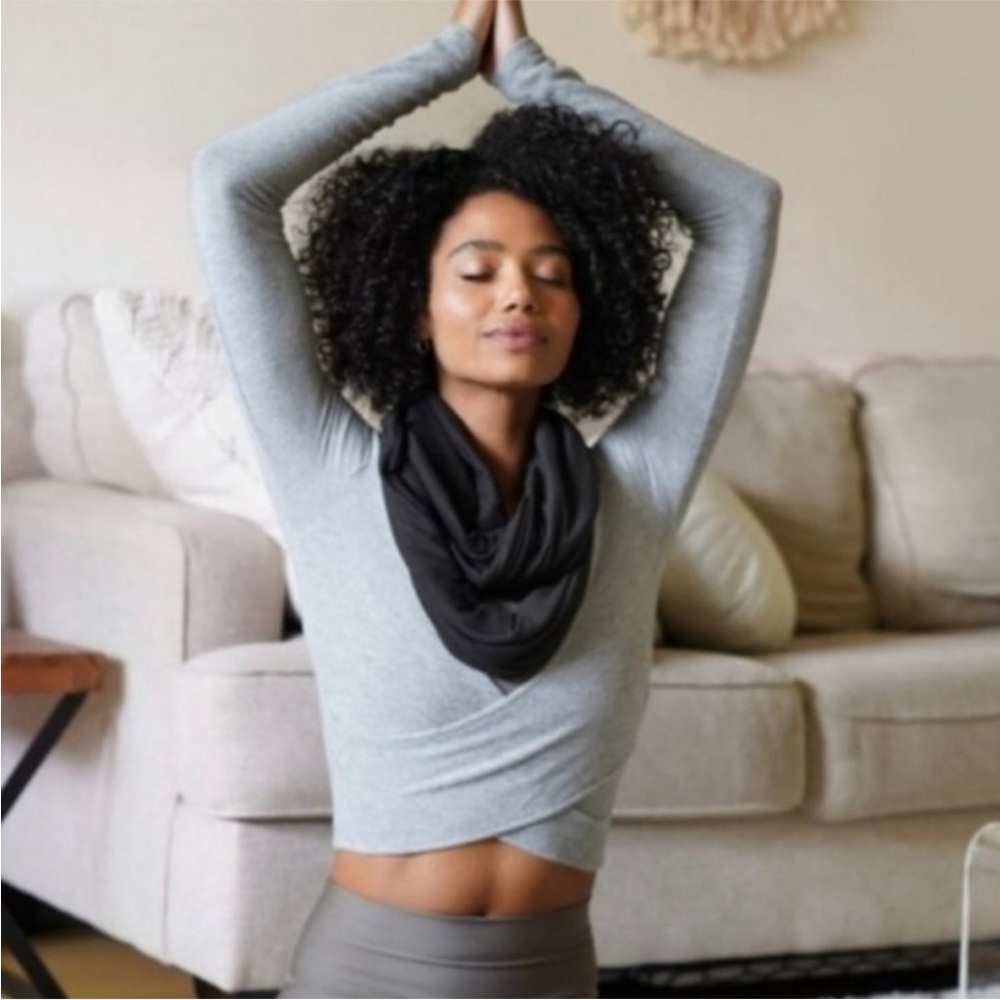 NWT Beyond Yoga Hidden Zipper Pocket Infinity Scarf Soft Stretchy Activewear Blk
